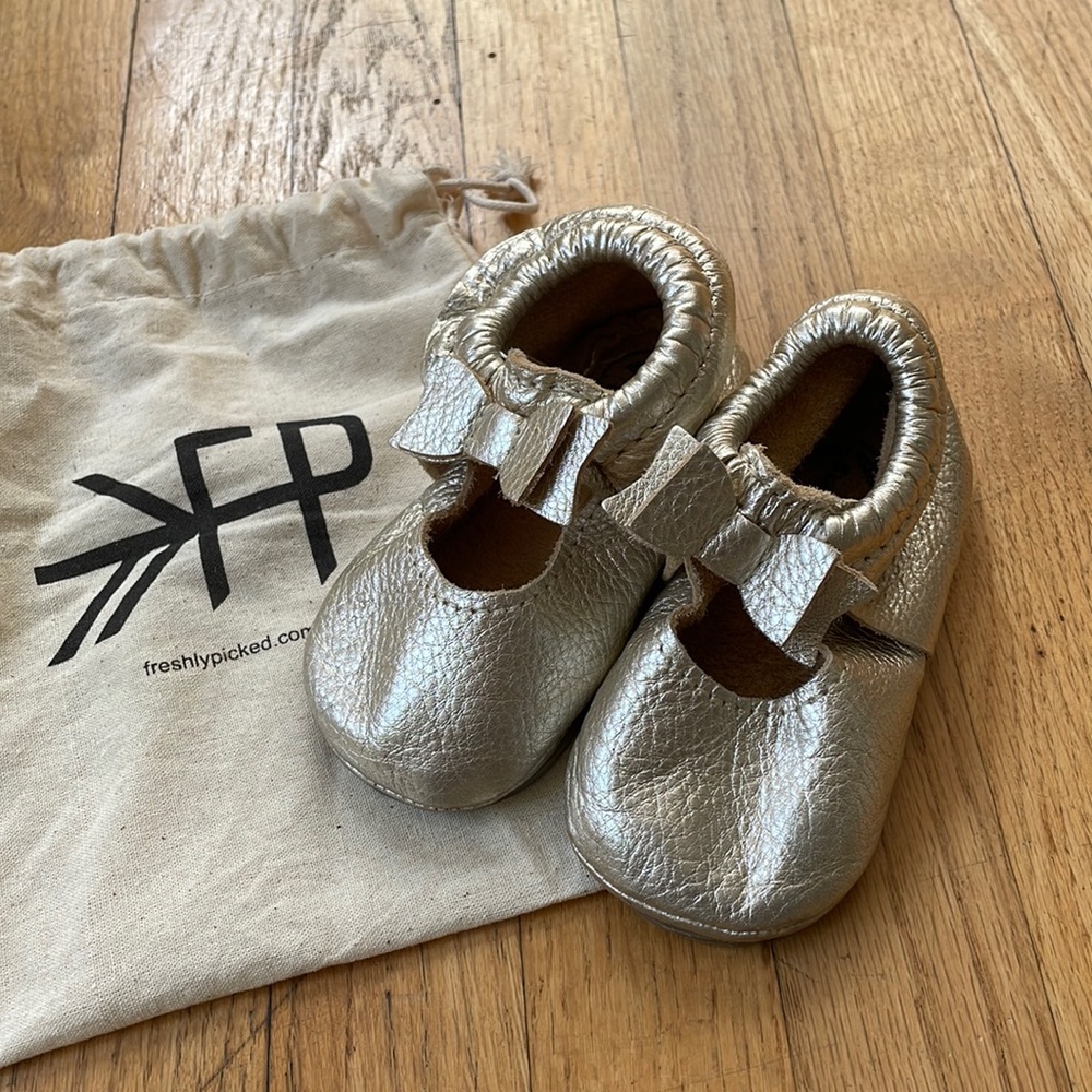 Freshly Picked Toddler Bow Moccasin in Platinum Size 6